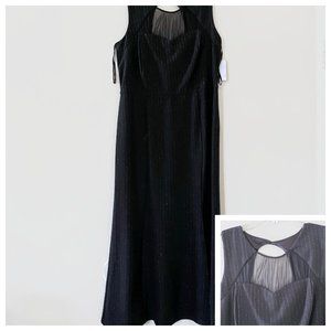 Sleeveless dress with keyhole opening